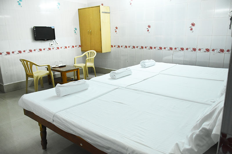 Hotel Govind Heights - Luxury Non AC Triple Room-1